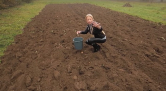 Панянкам в селе приходится выполнять непривычные задания